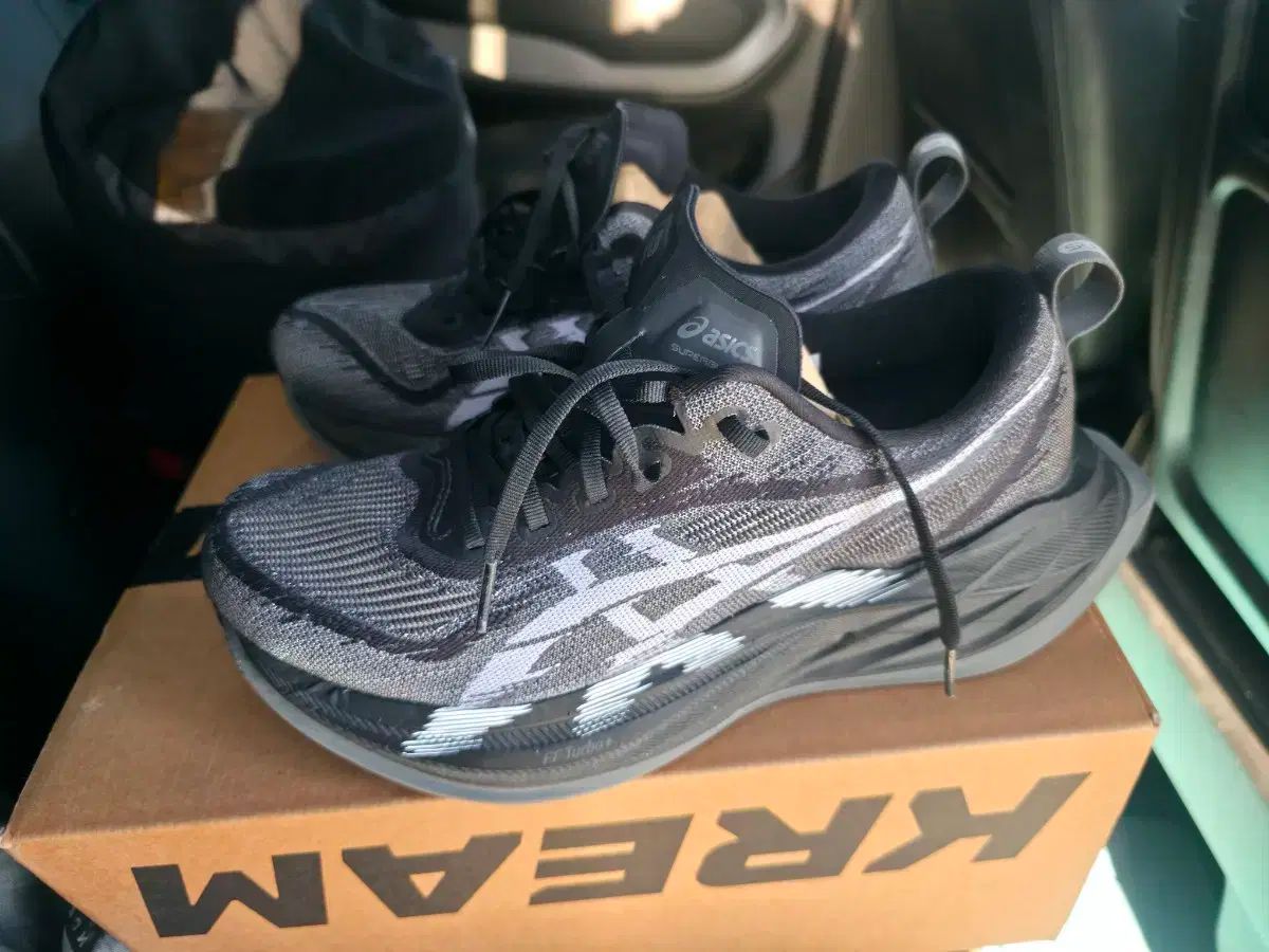 アシックス SUPER BLAST 260