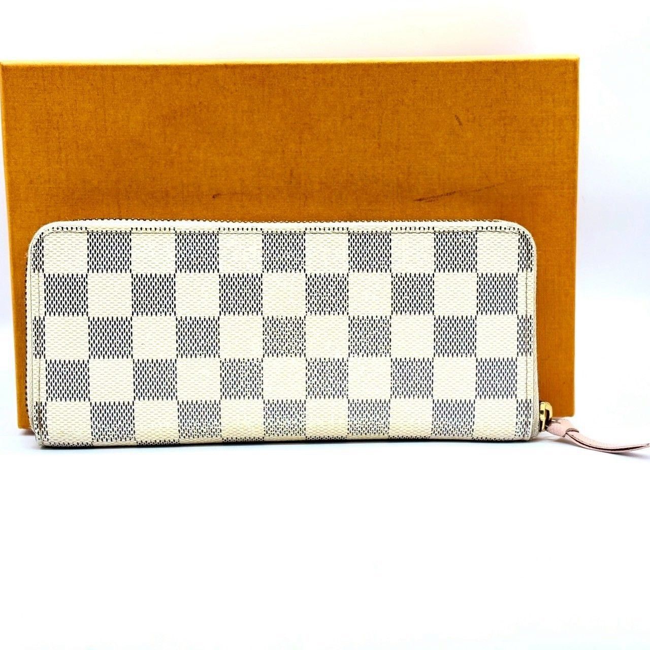 品格を纏う白の余韻】 LOUIS VUITTON ルイヴィトン 長財布 