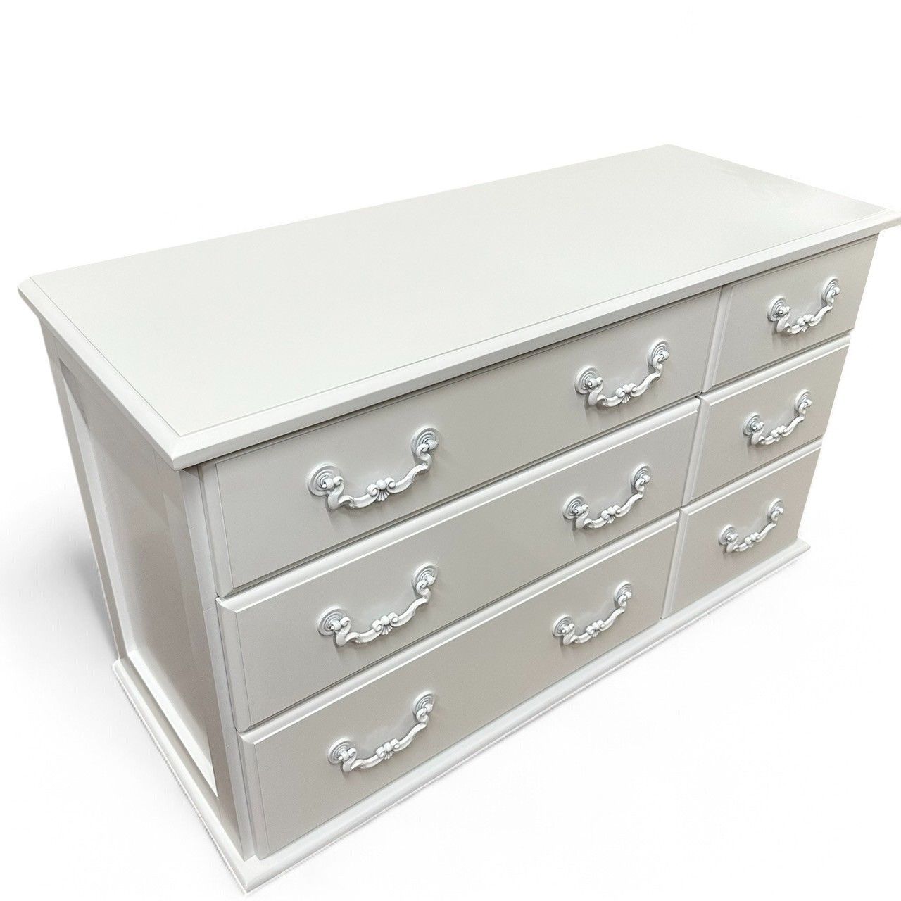 白家具 上品な取っ手が光る