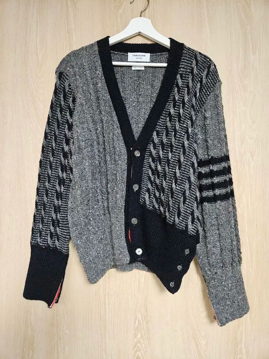 トム ブラウン ファンミックス バイ ケーブル Vネック カーディガン