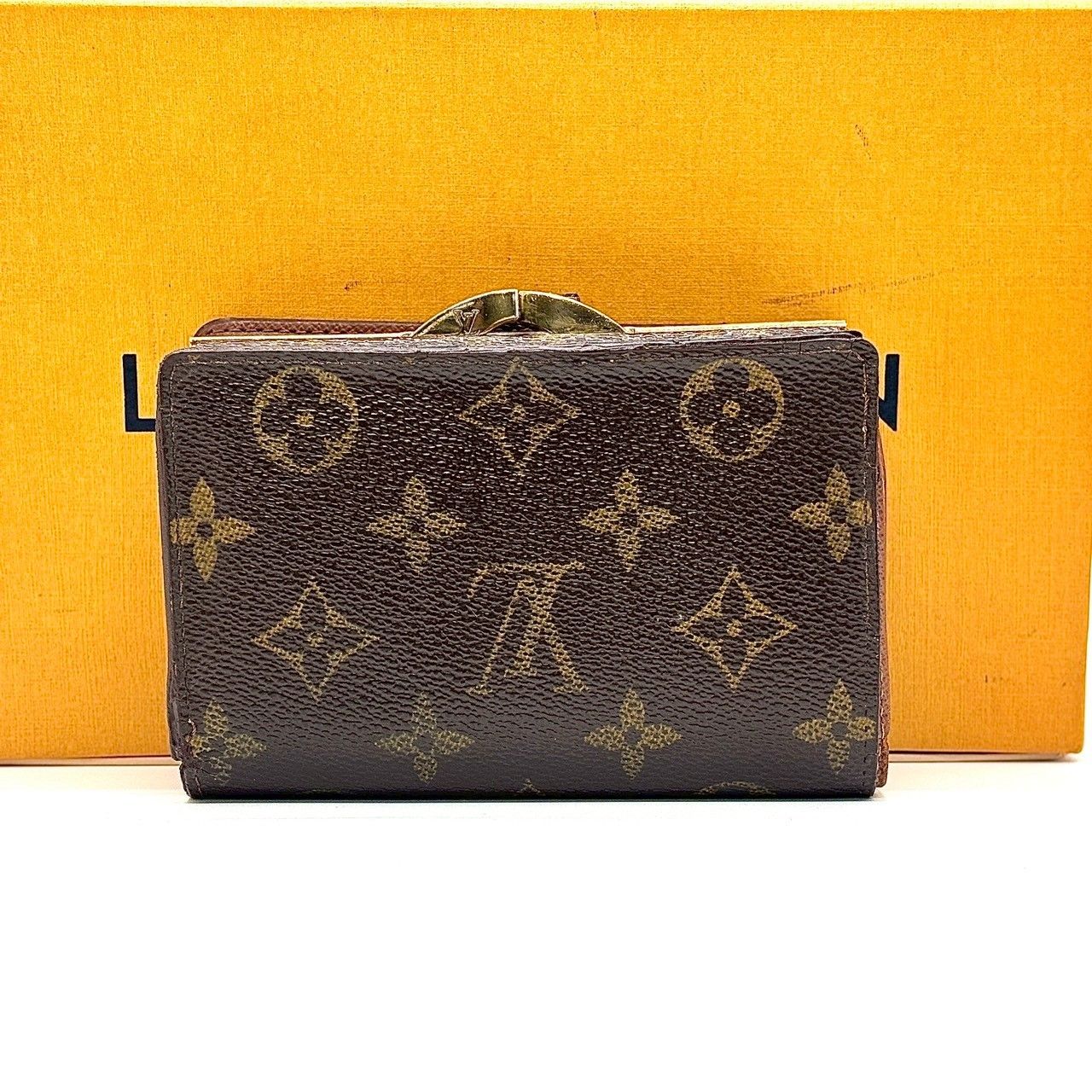 品格を宿す伝統のがま口】 LOUIS VUITTON ルイヴィトン 二つ折り財布