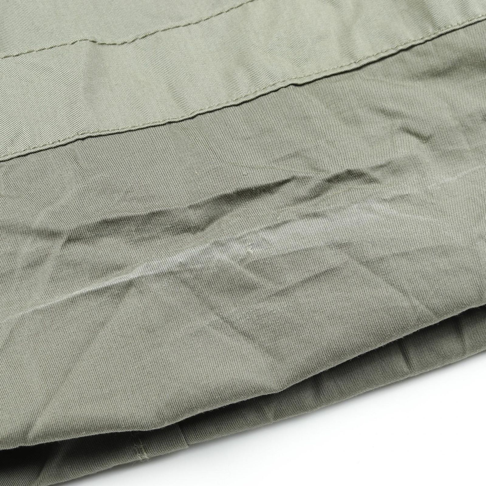 カーキグリーン