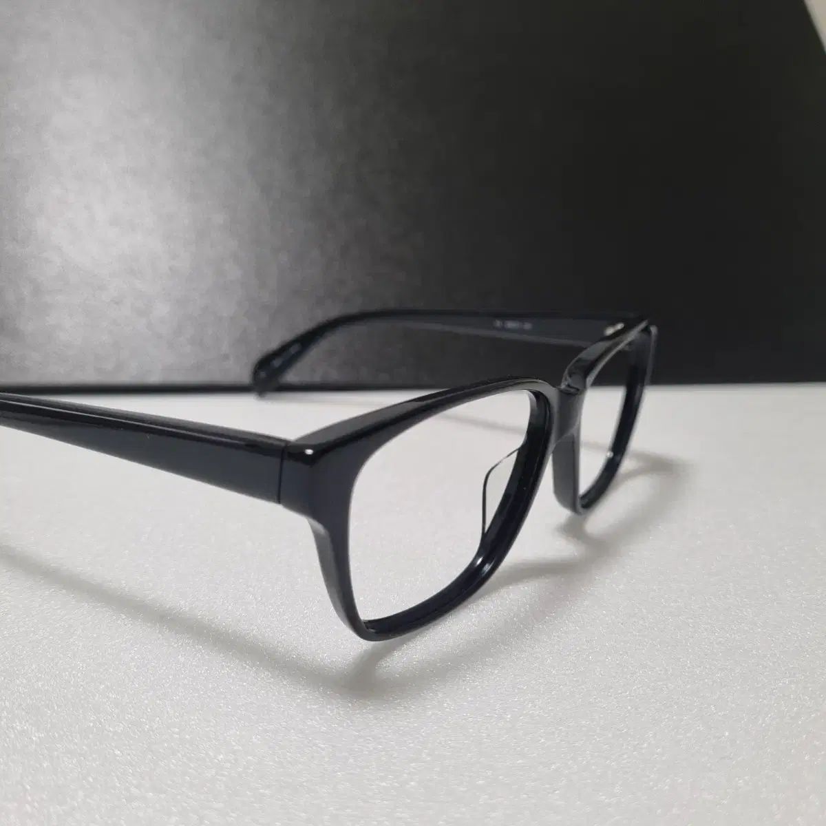 VICTOR&ROLF ブラック ウェリントン メガネ