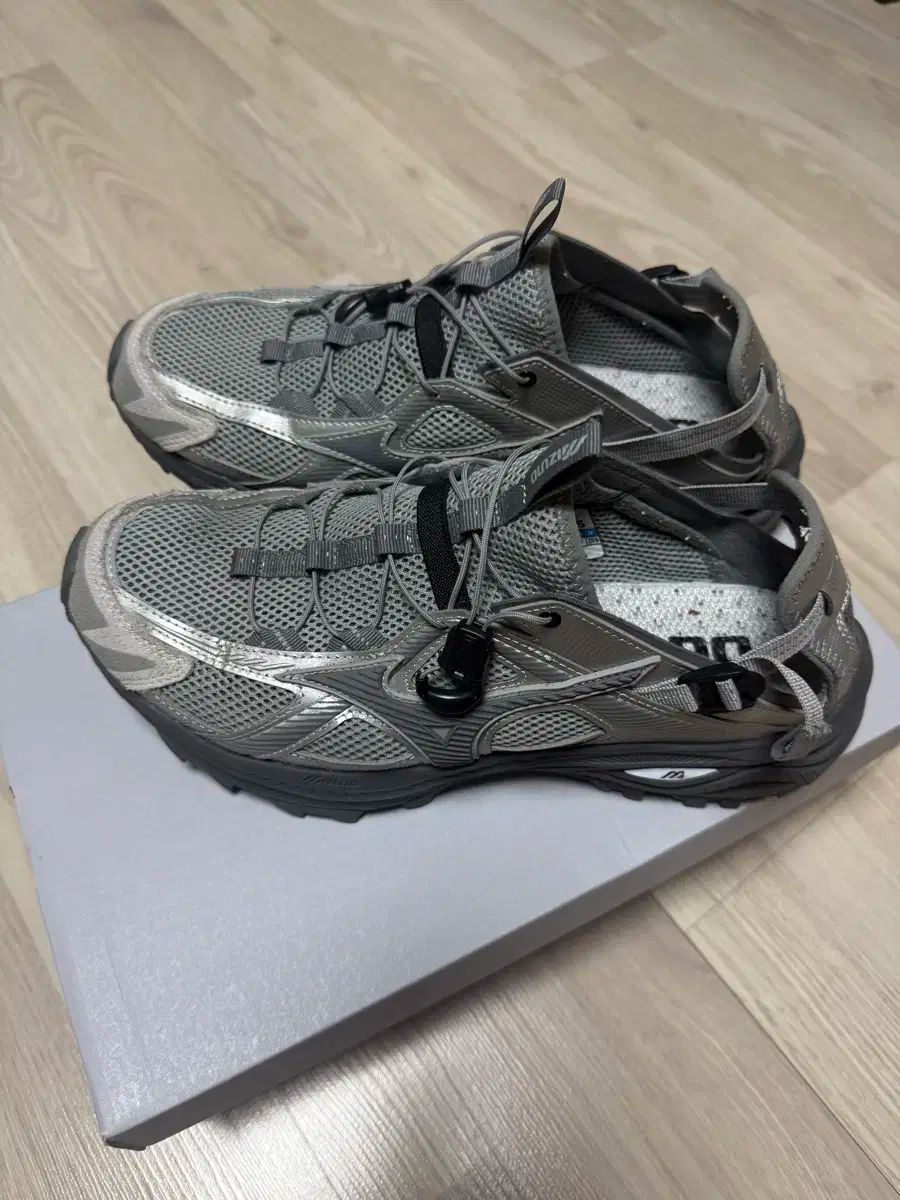 ミズノ レーサートレイル SE シルバーグレー