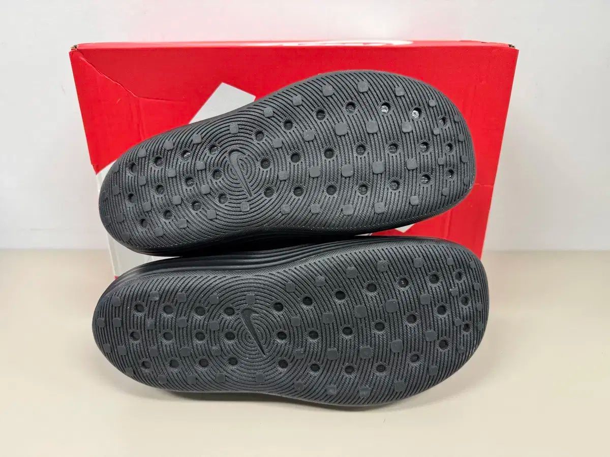  260 ナイキ リアクト リー ジュビネイト スライド ブラック サンダル サンダル