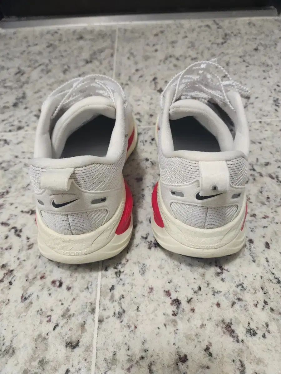 ランニングシューズ 白