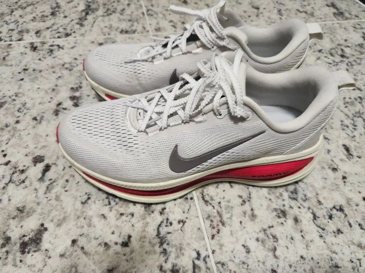 ナイキ ランニングシューズ 白 レッド 270