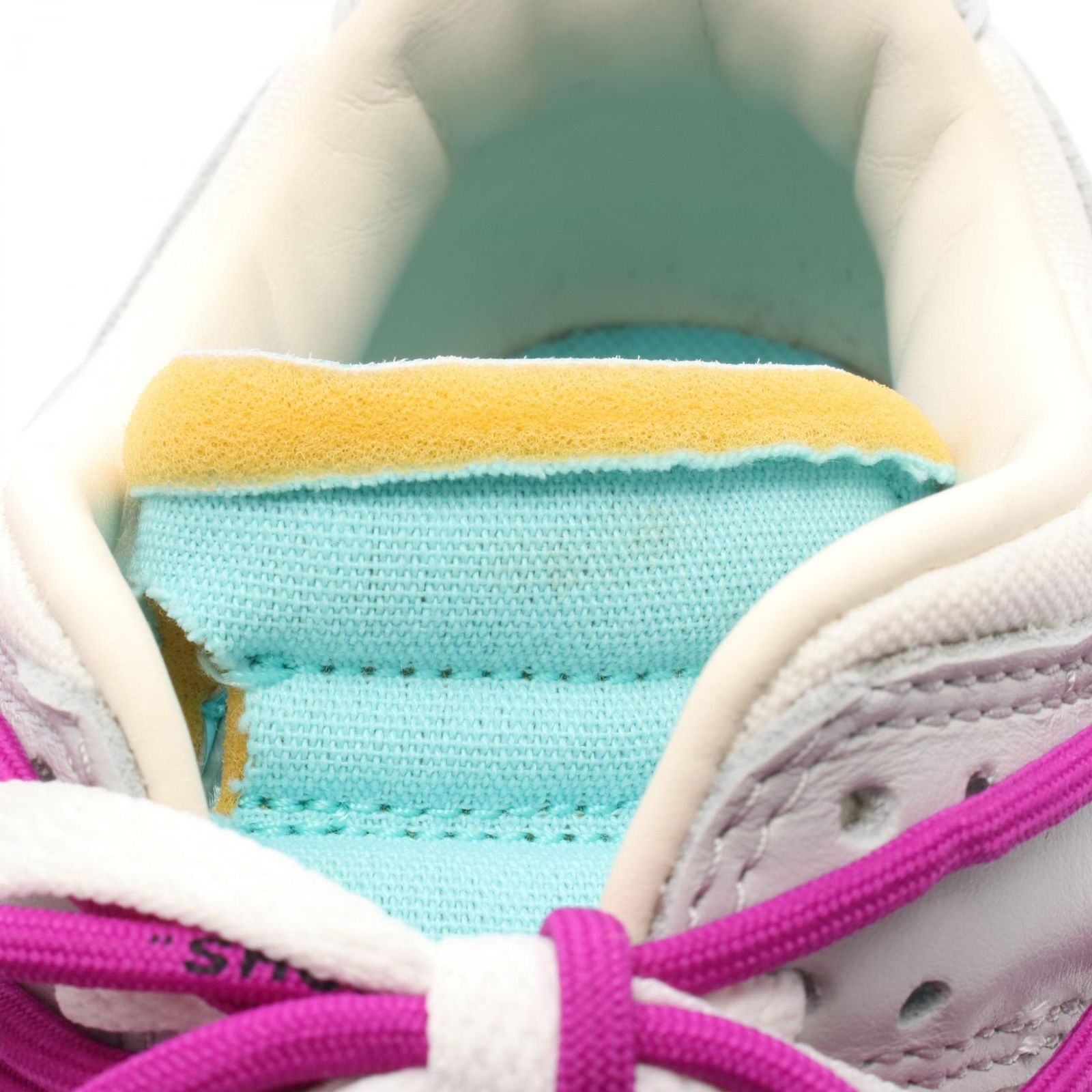 WHITE スニーカー