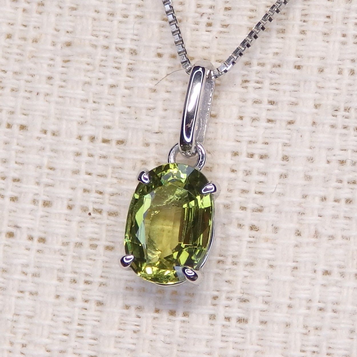 ファンシー サファイア ペンダントTOP Z5909 0.877ct プラチナPt オーバル小判 ソーティング付き