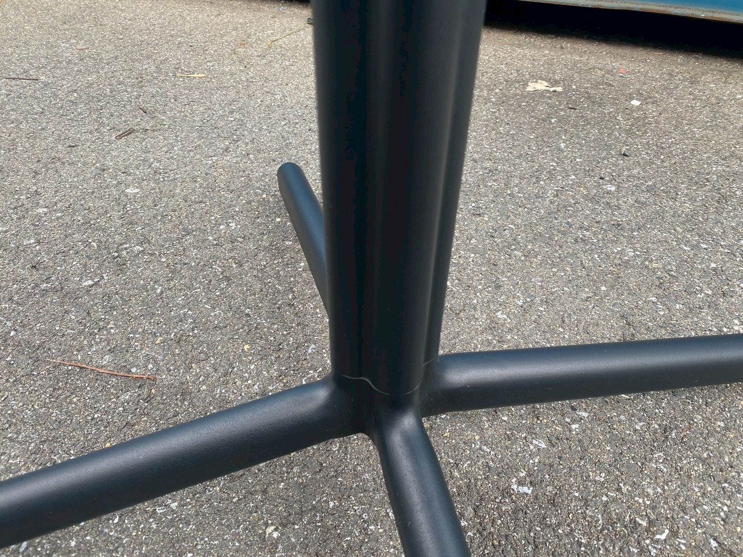 ヤマテー HOUE フロル カフェテーブル 円形 ダイニングテーブル 作業台 インダストリアル 食卓 ブルックリンスタイル MARWIL-DEMENAGEMENTS_CH