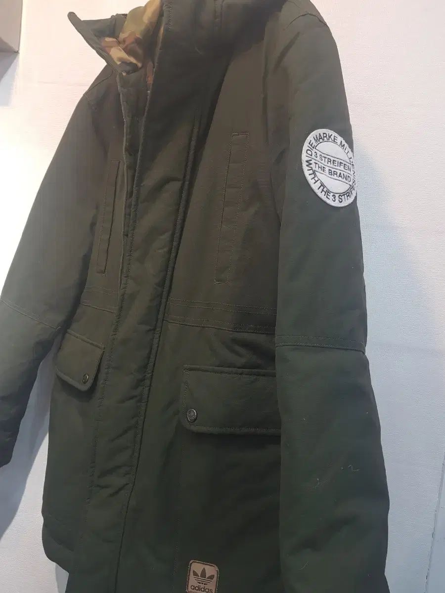 アディダス カーキ色 ダウン アウター
