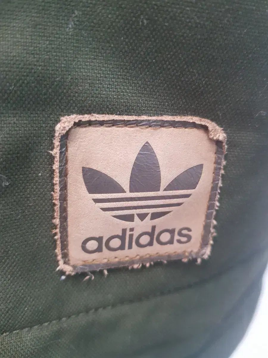 アディダス カーキ色