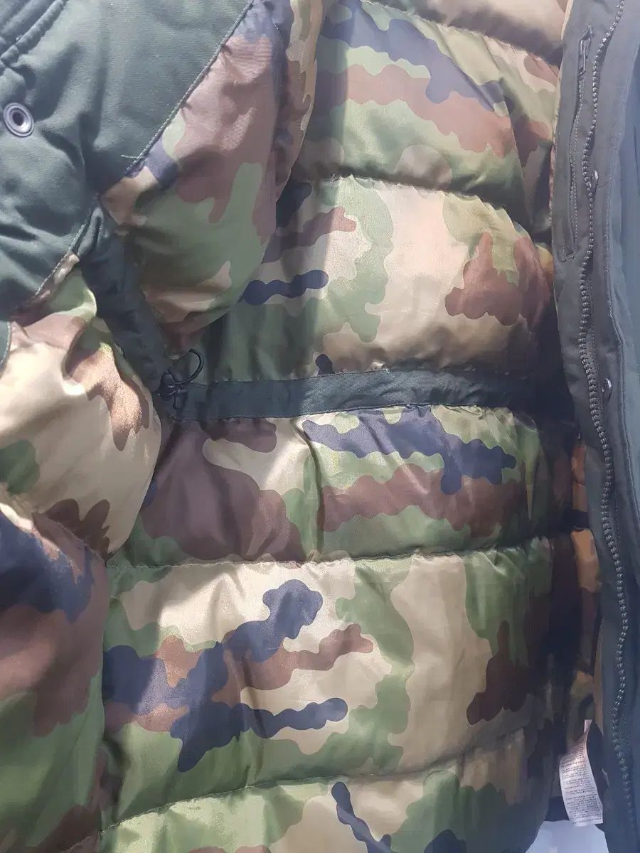 アディダス カーキ色 ダウン アウター GULLKHAN_COM