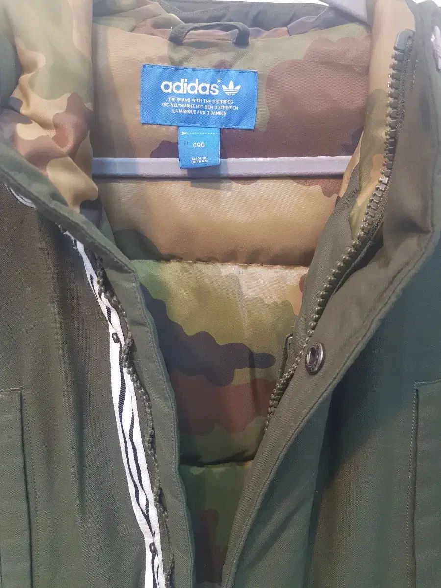 アディダス カーキ色 ダウン アウター