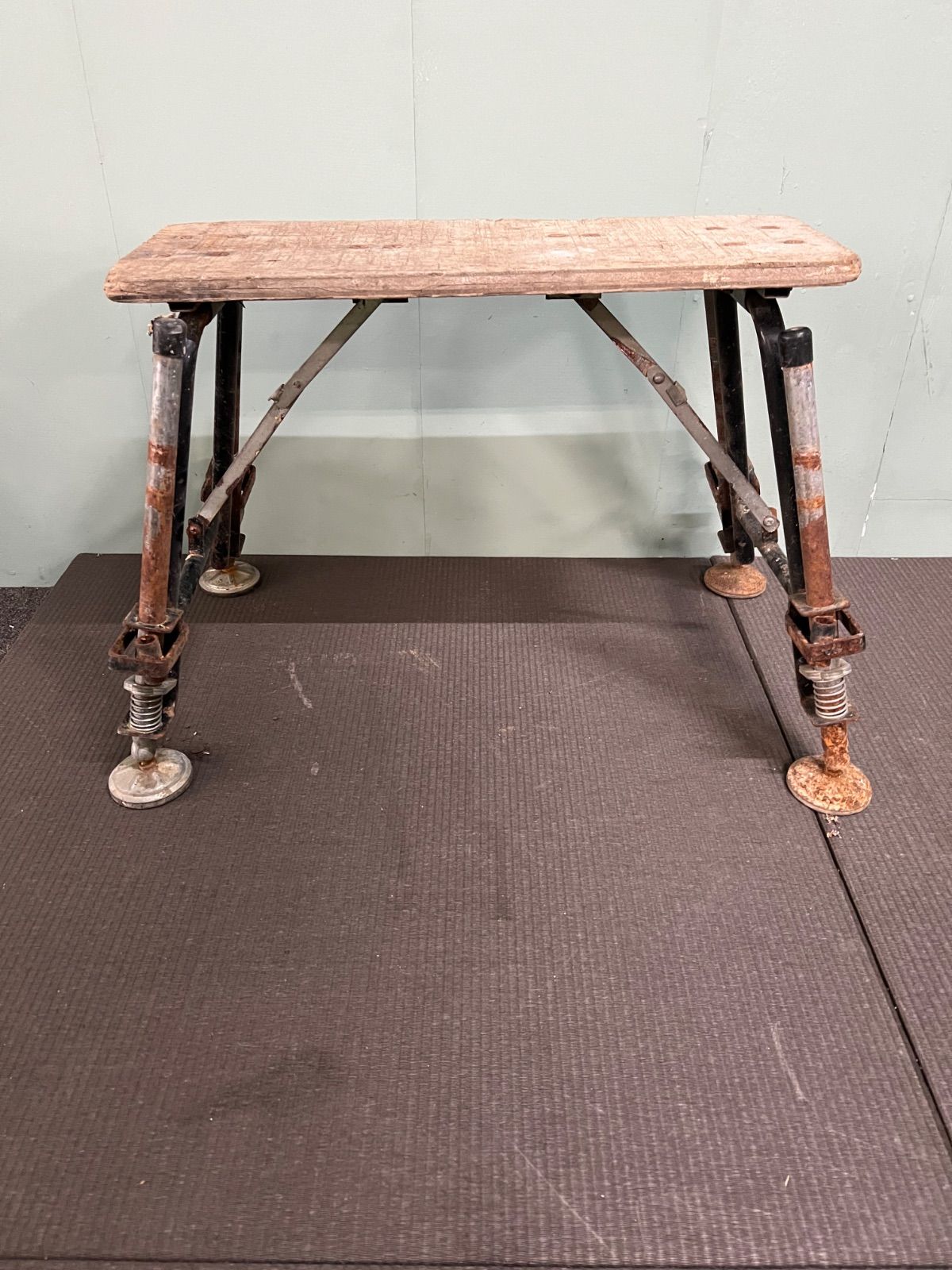 ⭐︎ ヴィンテージ a 踏み台 木製 鉄脚 割引 多目的 インテリア