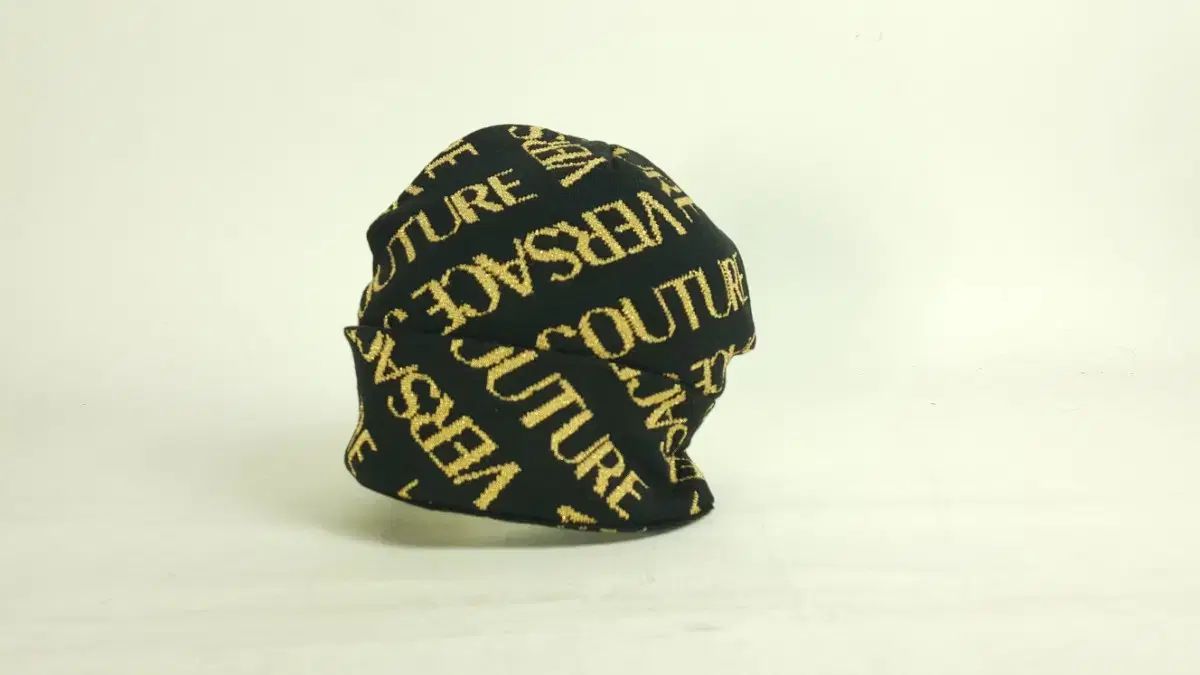 ヴェルサーチェジーンズ 黒 GOLD オールオーバーロゴ ビーニー