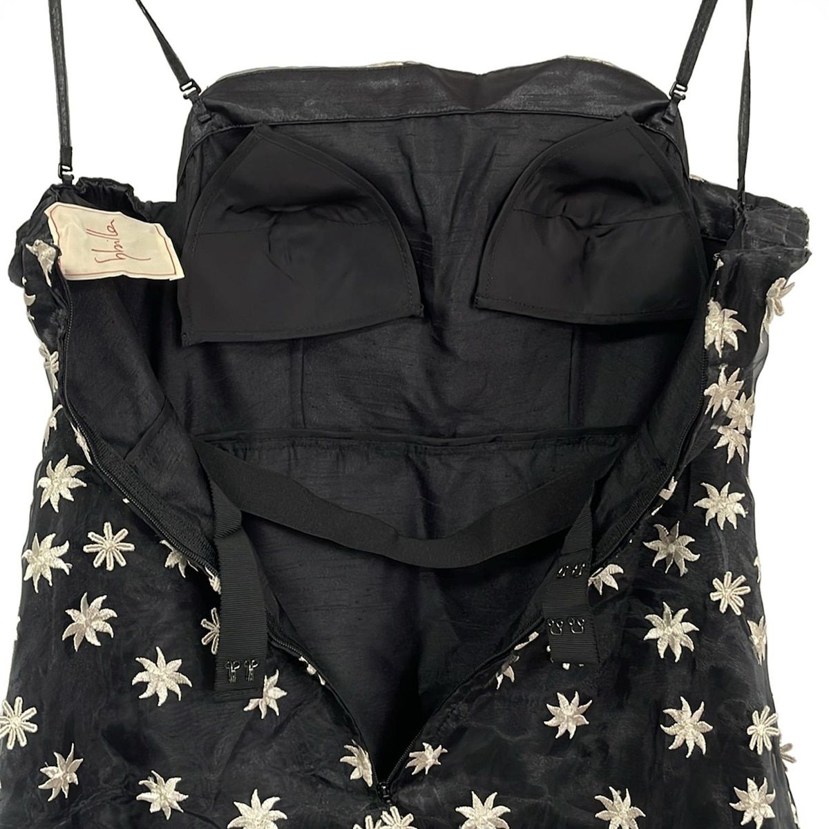 - 黒×アイボリー