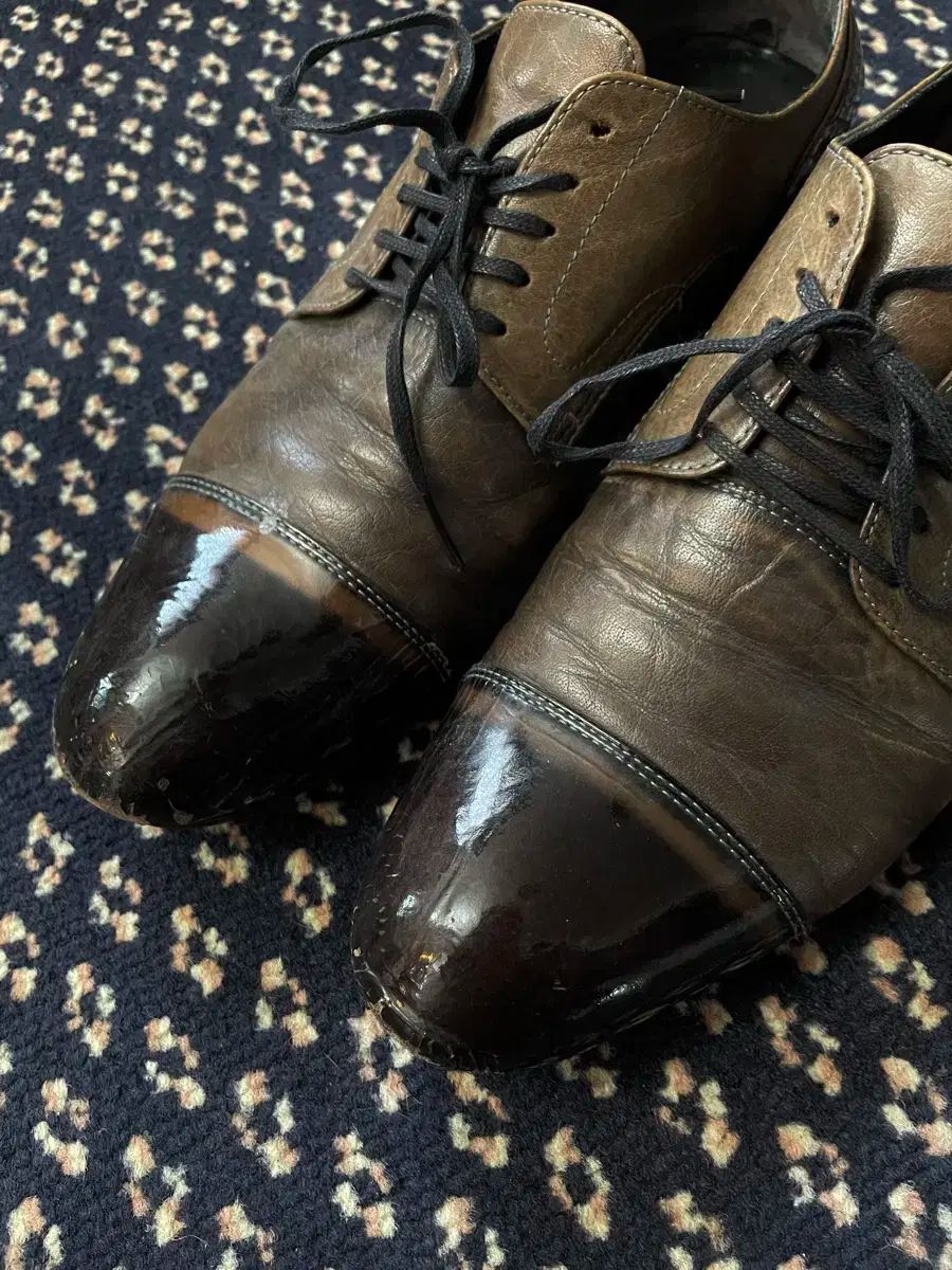 エナメル ダービーシューズ