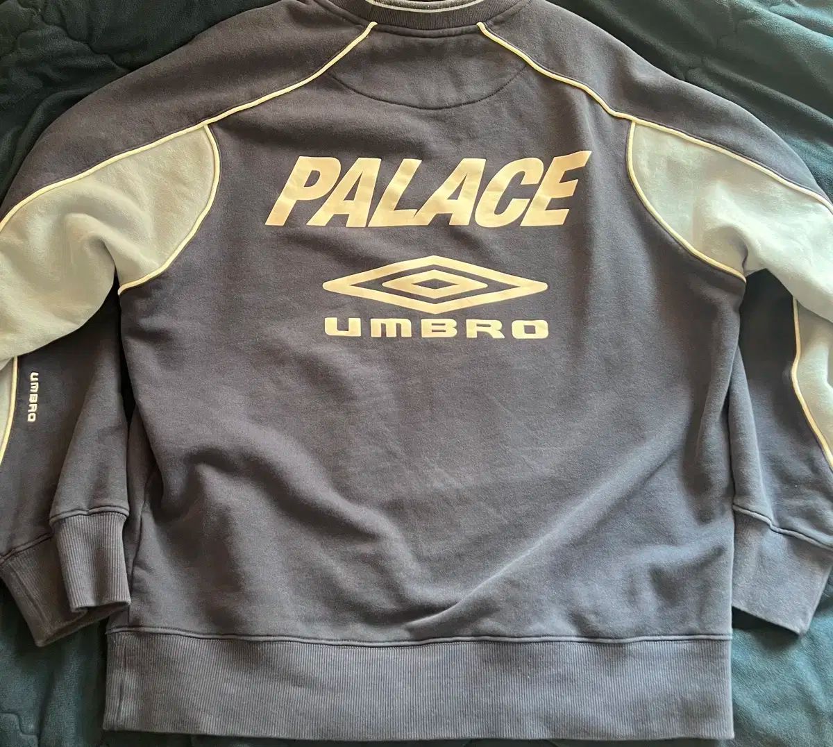 パレス x アンブロ クルーネック ネイビーブルー