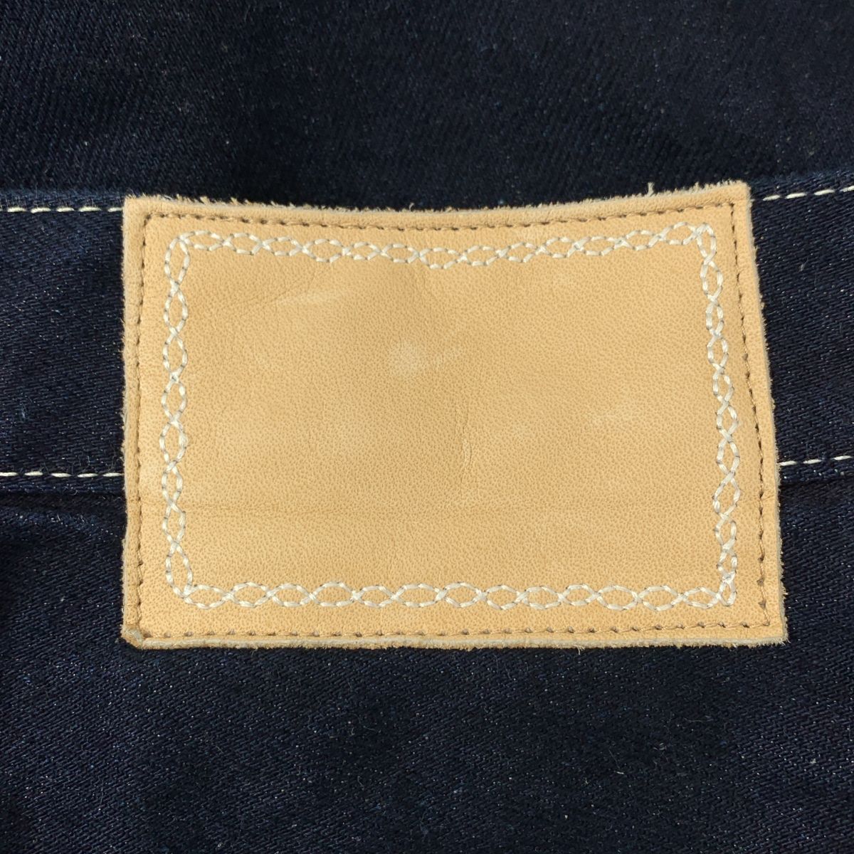 レザーパッチ 濃紺デニムパンツ
