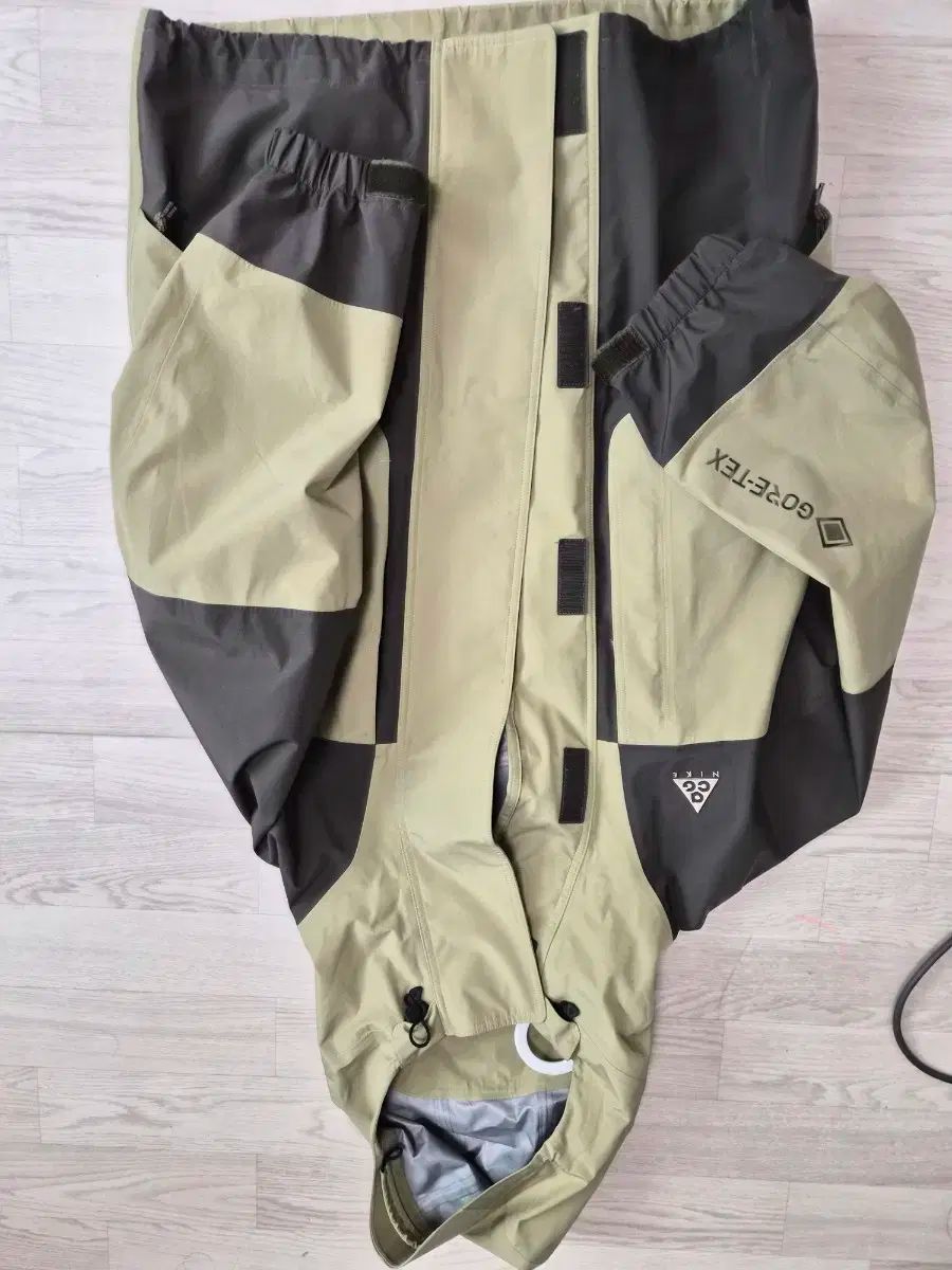 ウィンドブレーカー ジャケット