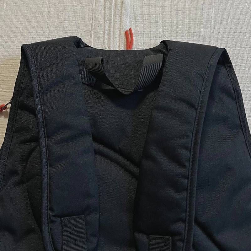 ブラック×オレンジ ワンポイントロゴプリント