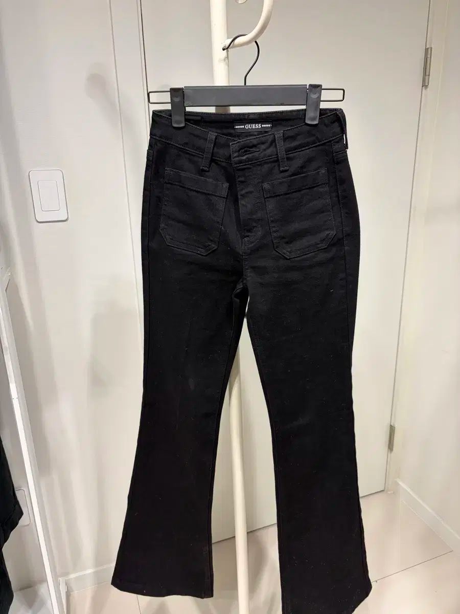 ゲス セミフ セミブーツカット ブラックジーン DECORATOM_COM_BR