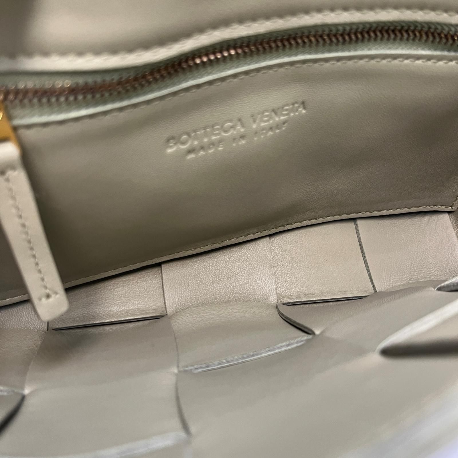 ボッテガヴェネタ BOTTEGAVENETA ショルダーバッグ カセット レザー グリーン系 レディース DECORATOM_COM_BR