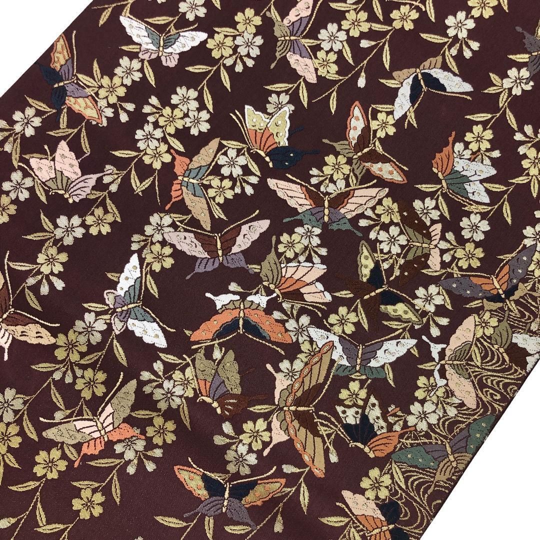 枝垂桜に蝶々 流水