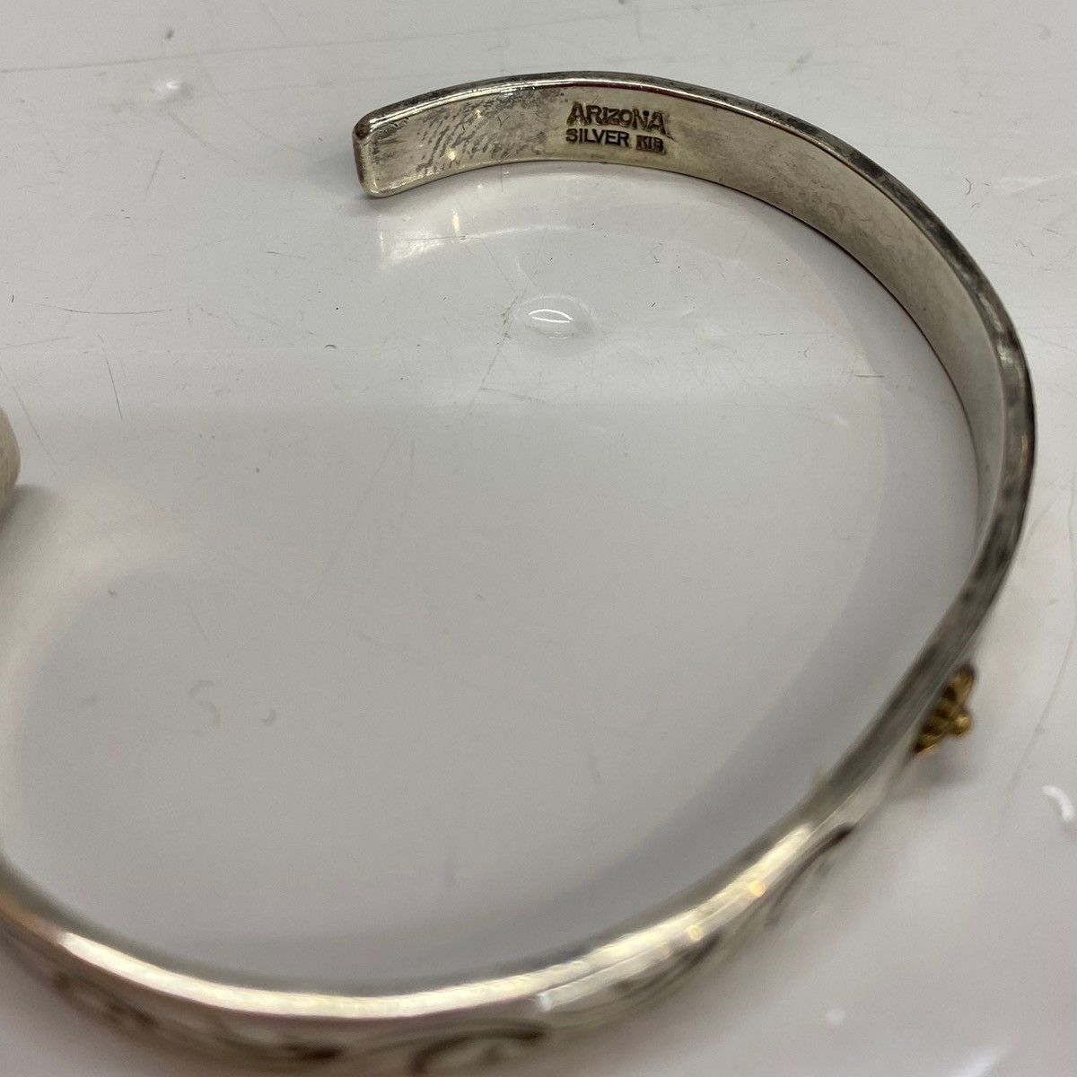 【在庫限りの大特価】 アリゾナフリーダム ARIZONA DOM 太陽神 唐草 石付き メンズジュエリー バングル シルバー 201goods-795 VB