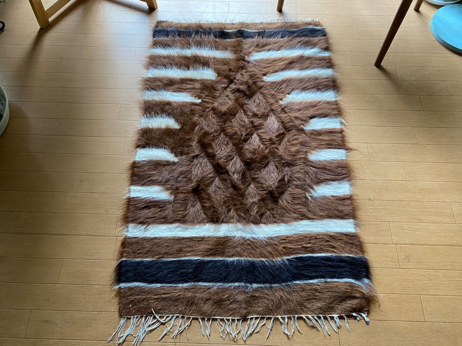 とっておきの1枚 セミアンティークシイルトバッタニイェ古い時代の 上アンゴラヤギ艶々の一枚 サイドにもボーダーの入った滅多に無い柄です な茶のモヘアも 感溢れる特別のシイルトバッタニイェ トルコシイルトより直輸入 ラグにも キャンプや車にも ギフトにも MARWIL-DEMENAGEMENTS_CH