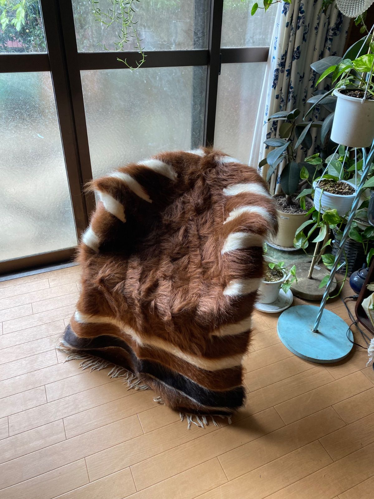 とっておきの1枚 セミアンティークシイルトバッタニイェ古い時代の 上アンゴラヤギ艶々の一枚 サイドにもボーダーの入った滅多に無い柄です な茶のモヘアも 感溢れる特別のシイルトバッタニイェ トルコシイルトより直輸入 ラグにも キャンプや車にも ギフトにも