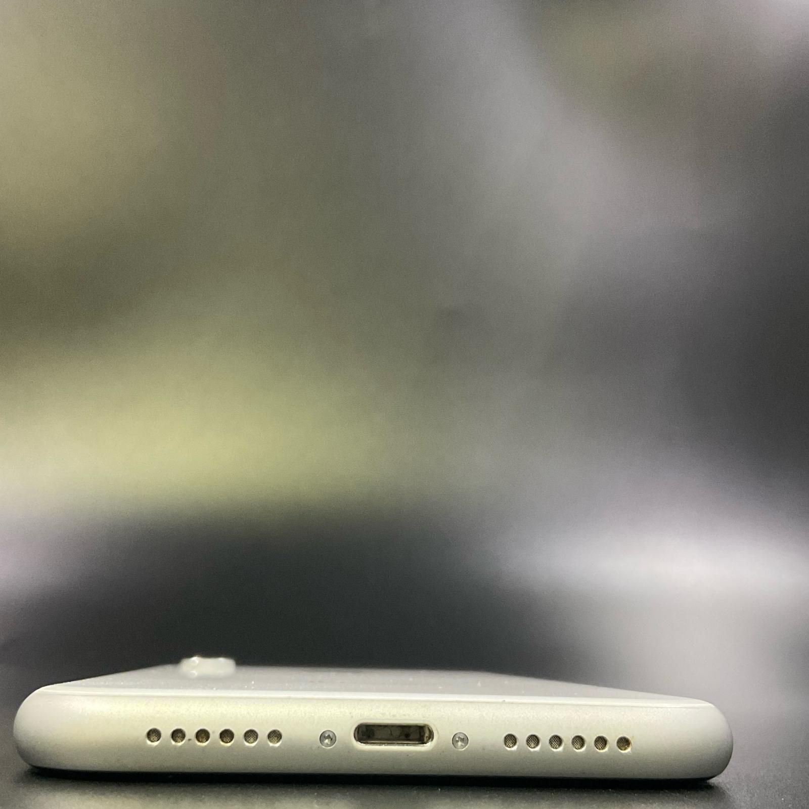 iPhone XR 64GB ホワイト au 白ロム 81%【最速発送】【難有
