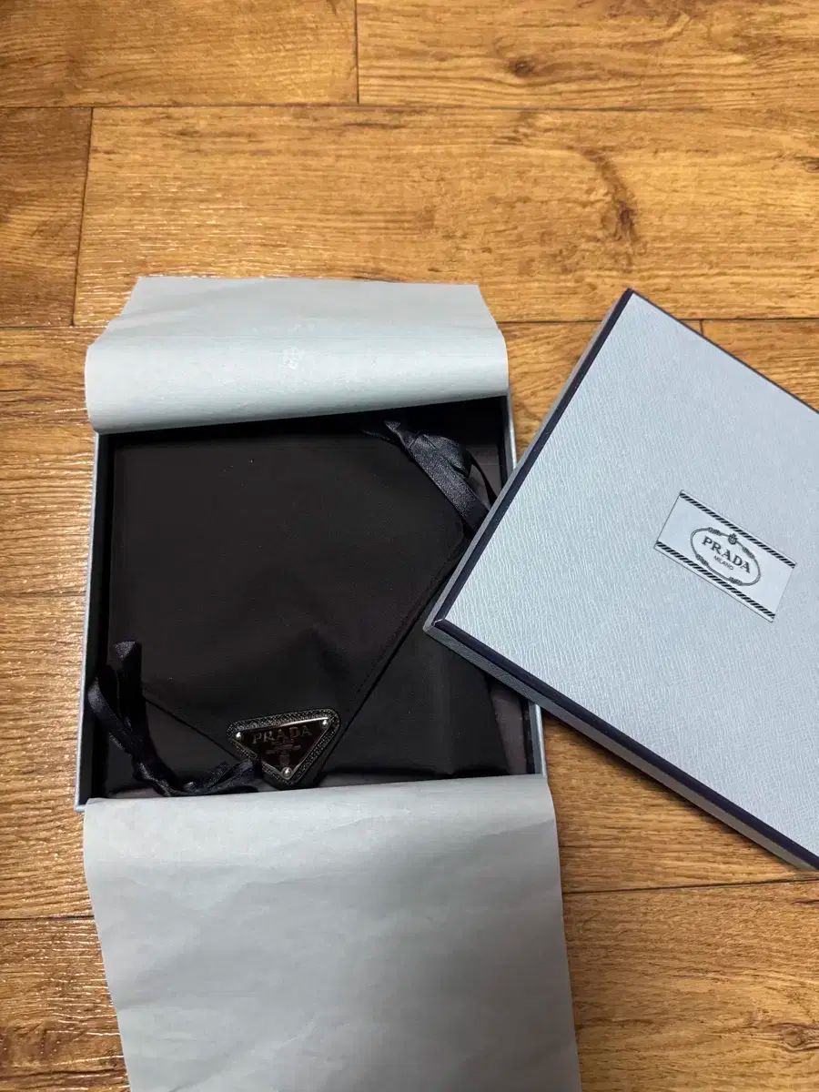 PRADA プラダ 三角ロゴ スカーフ