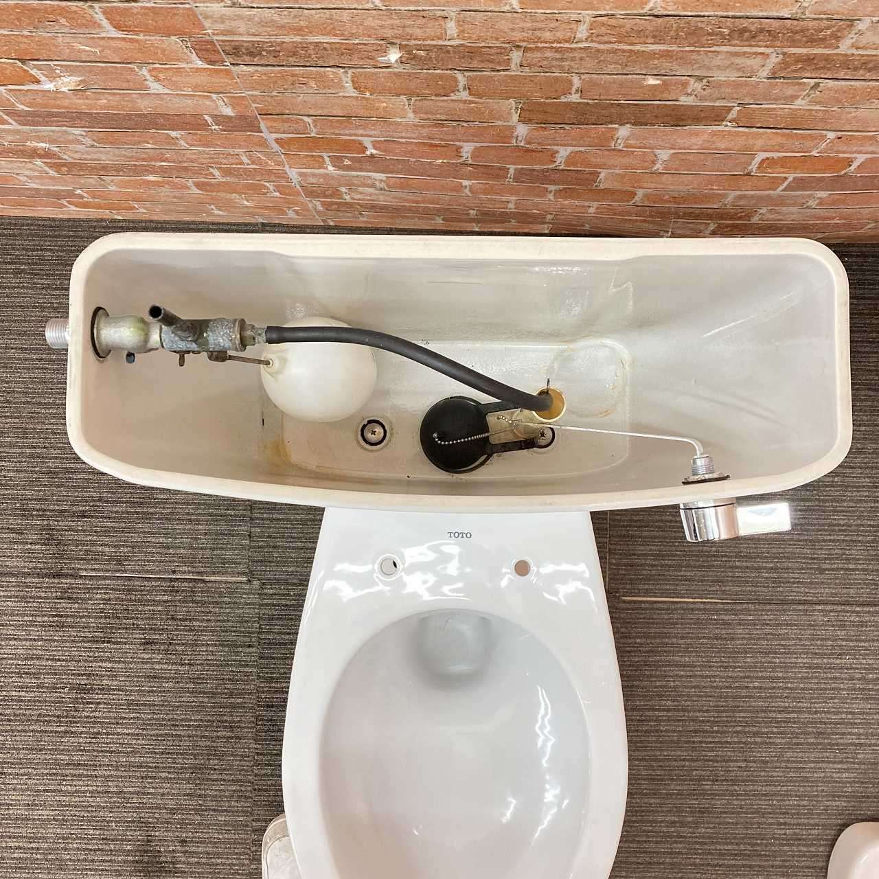  品 TOTO トイレ 洋式便器 床下排水 型番不明 と薄型タンクのセット ホワイト系 74 J トイレ 住宅設備