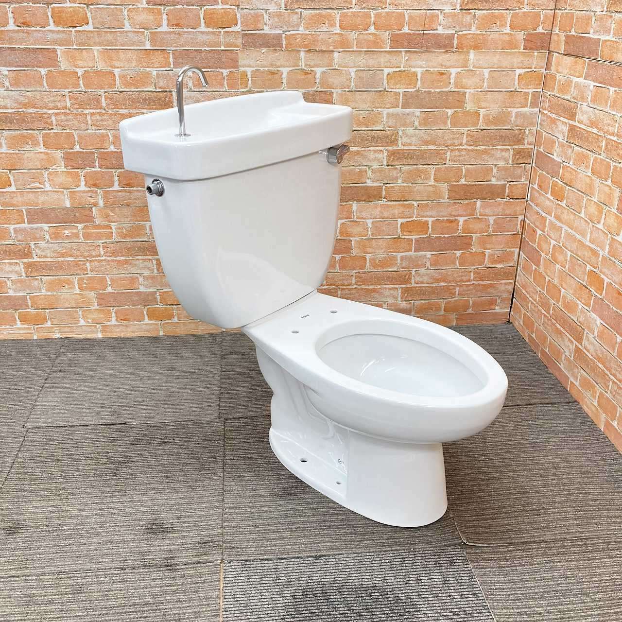 品 TOTO トイレ 洋式便器 床下排水 型番不明 と薄型タンクのセット ホワイト系 74J