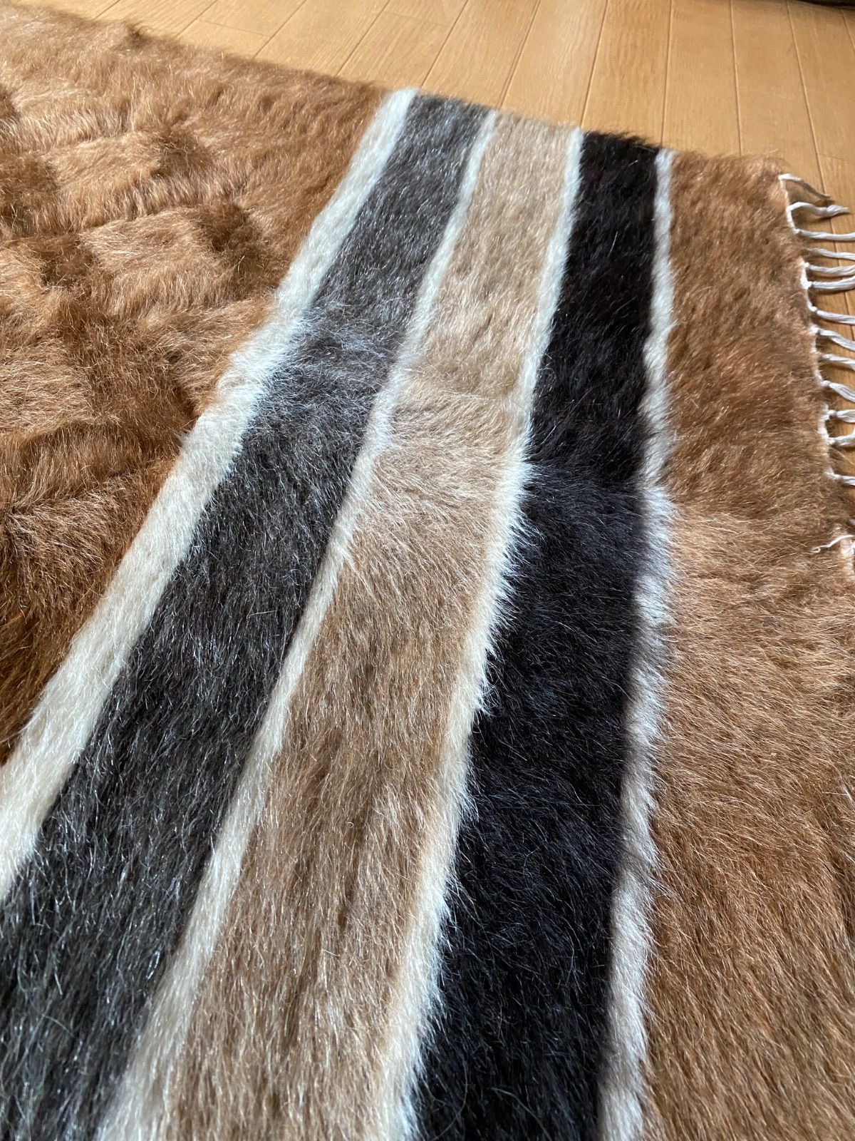 ミフラブ柄在庫最後1枚 1キロ越えゴールドがかった茶 感あるシイルトバッタニイェ ミフラブ柄ヴィンテージ 古い時代のアンゴラヤギモヘアで丁寧に織り機で織られた最 毛布 幅広く1キロ越え ラグとして キャンプや車に1枚あると四季を通じて便利 ギフトにも MARWIL-DEMENAGEMENTS_CH