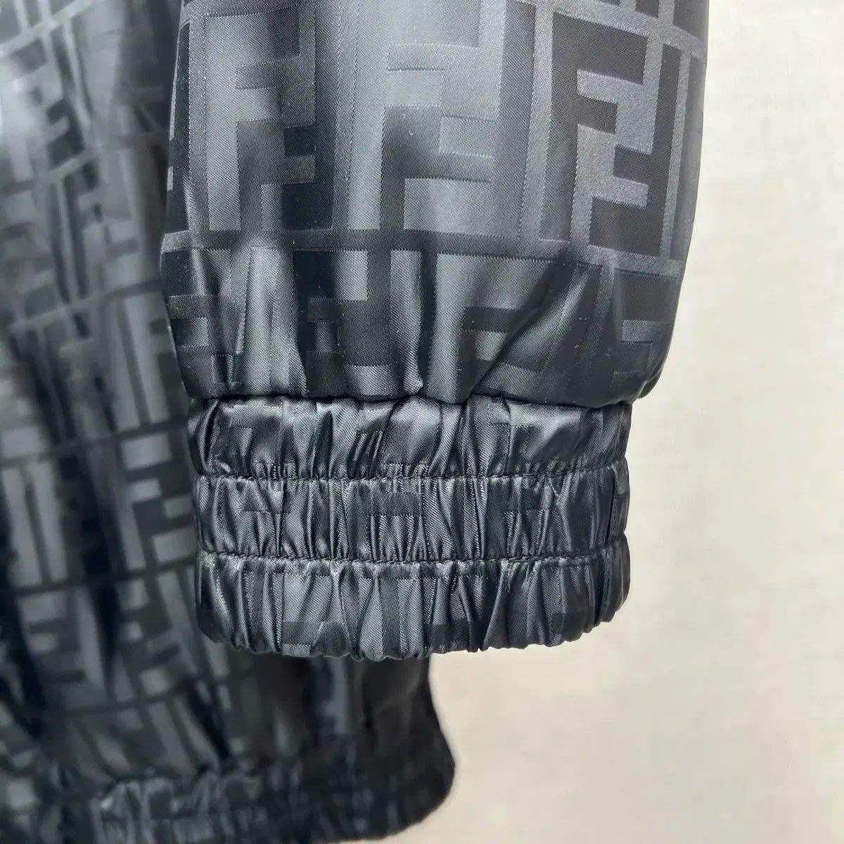 FENDI フェンディ メンズ カジュアル ロゴ ブラック コート WWW_KANDAIZUMI_COM