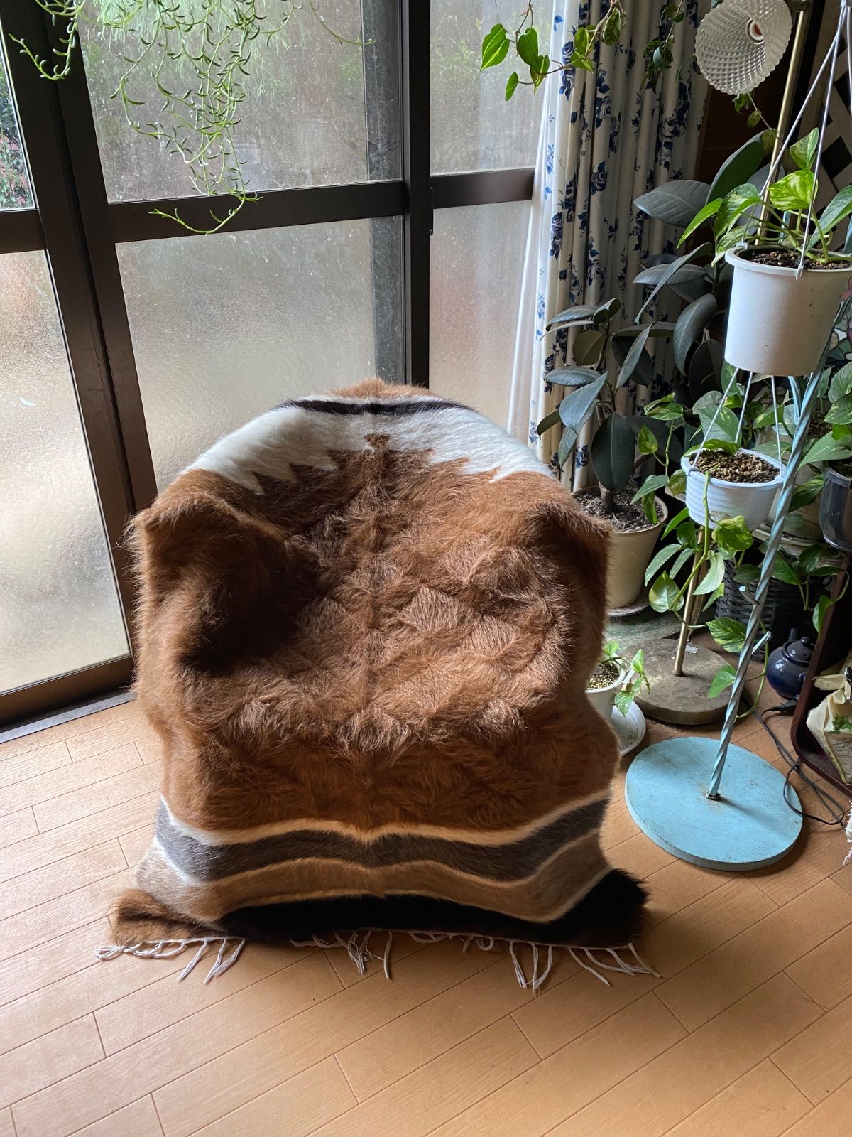 ミフラブ柄在庫最後1枚 1キロ越えゴールドがかった茶 感あるシイルトバッタニイェ ミフラブ柄ヴィンテージ 古い時代のアンゴラヤギモヘアで丁寧に織り機で織られた最 毛布 幅広く1キロ越え ラグとして キャンプや車に1枚あると四季を通じて便利 ギフトにも