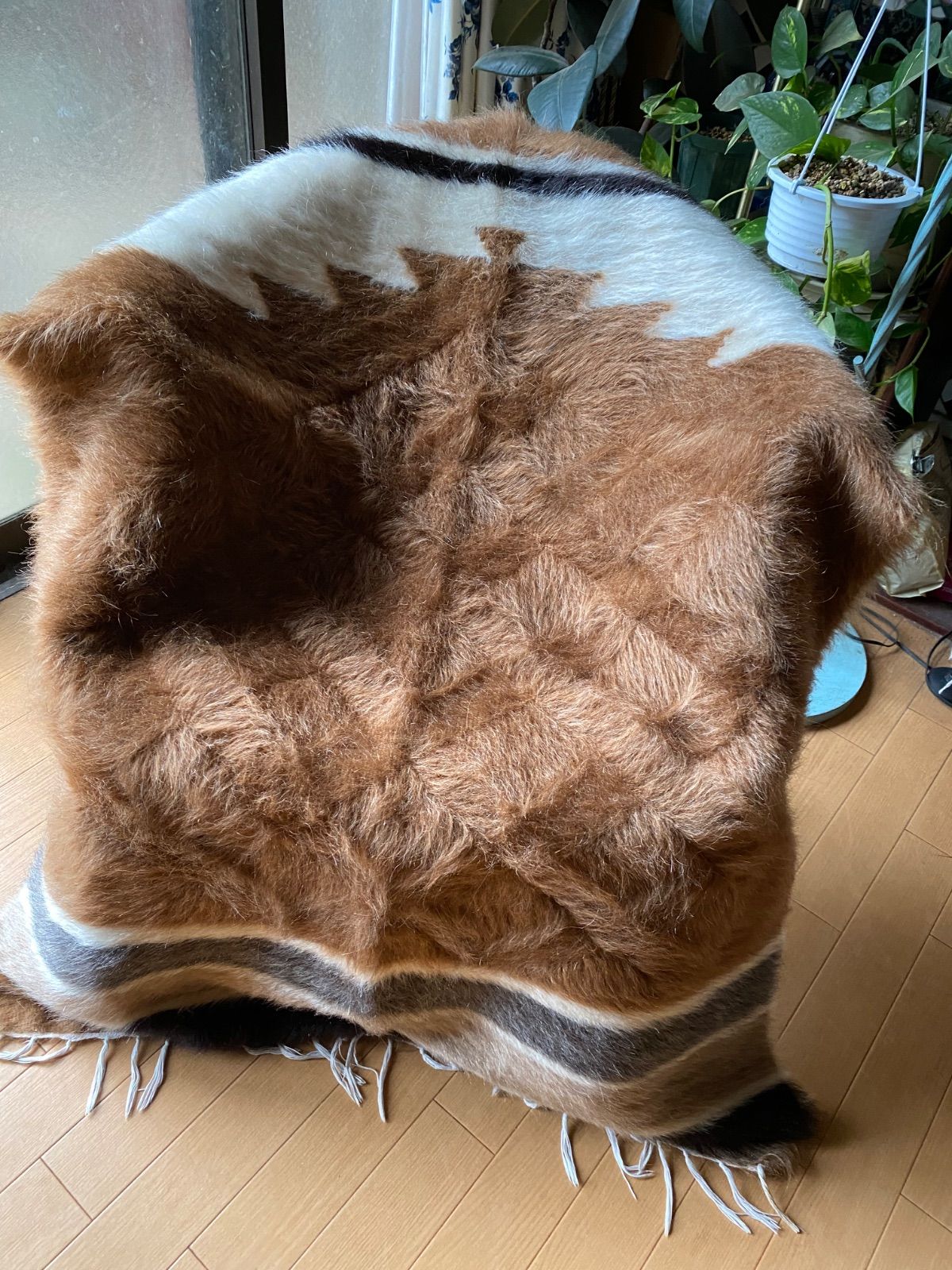 ミフラブ柄在庫最後1枚 1キロ越えゴールドがかった茶 感あるシイルトバッタニイェ ミフラブ柄ヴィンテージ 古い時代のアンゴラヤギモヘアで丁寧に織り機で織られた最 毛布 幅広く1キロ越え ラグとして キャンプや車に1枚あると四季を通じて便利 ギフトにも