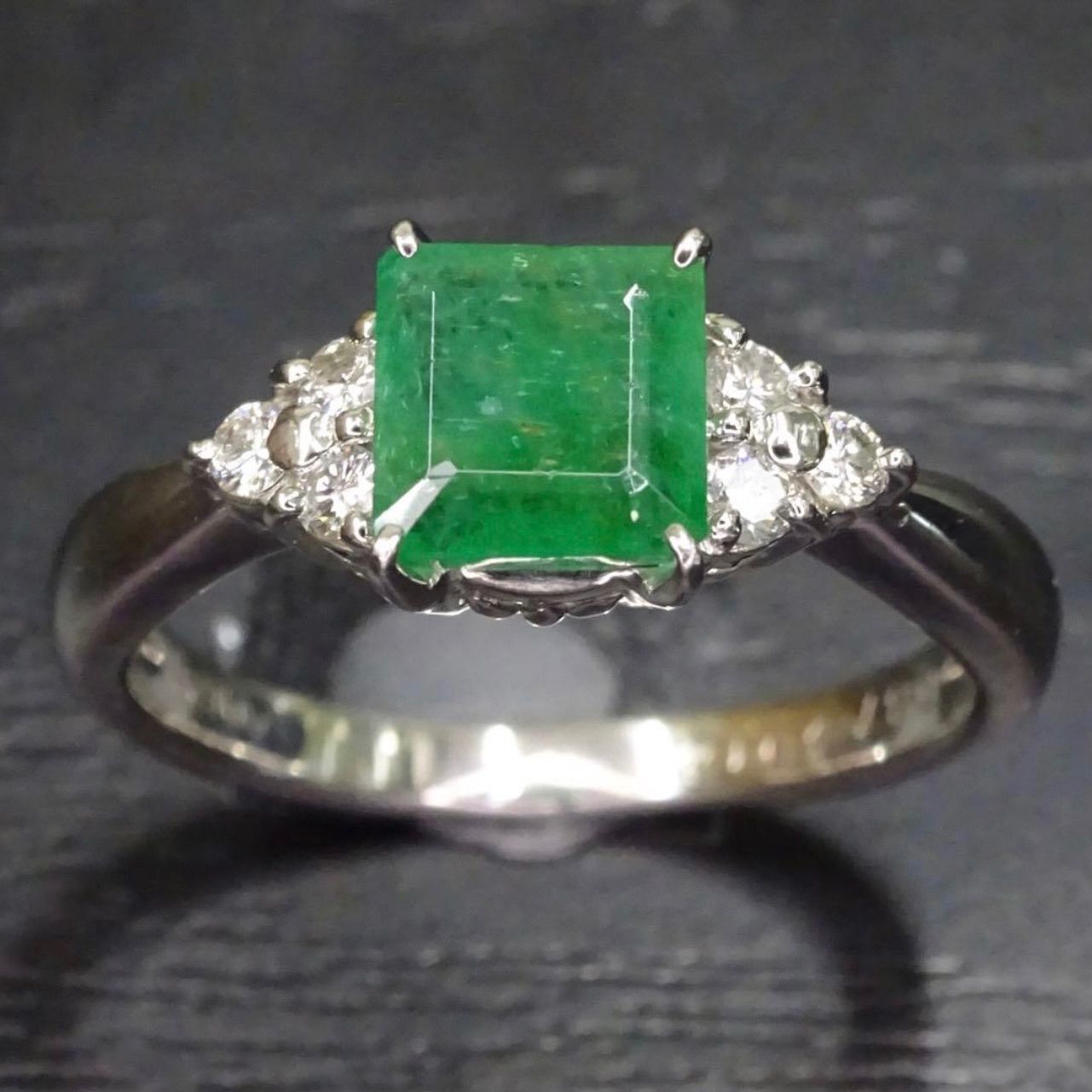プラチナ pt900 天然エメラルド0.87ct 天然ダイヤモンド0.14ct デザイン リング 指輪 約12号弱 総重量約5.09g ジュエリー 宝石 貴金属 ジュエリーショッププライス Shops