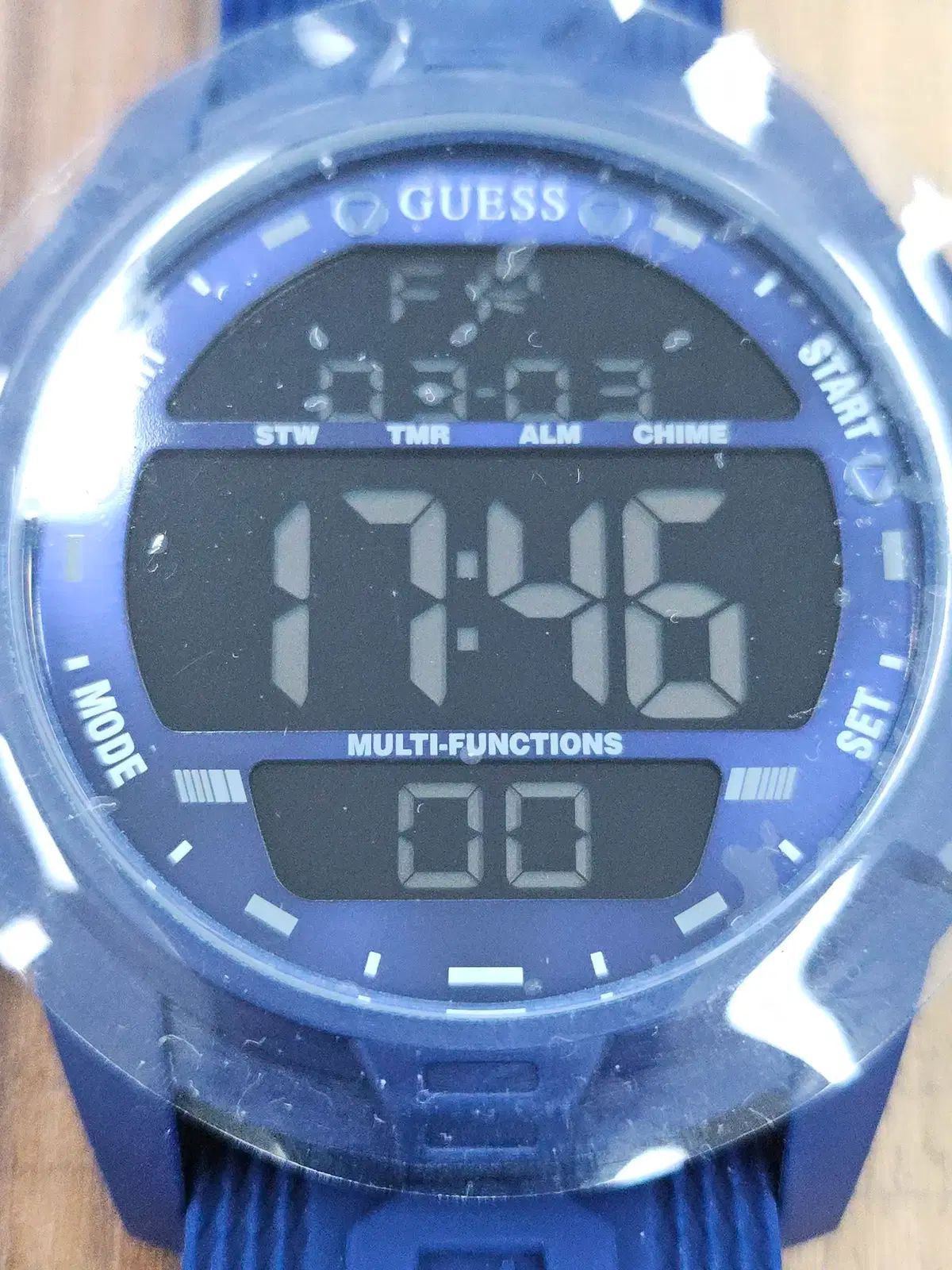  GUESS スポーツ リスト時計 腕時計(デジタル) 時計