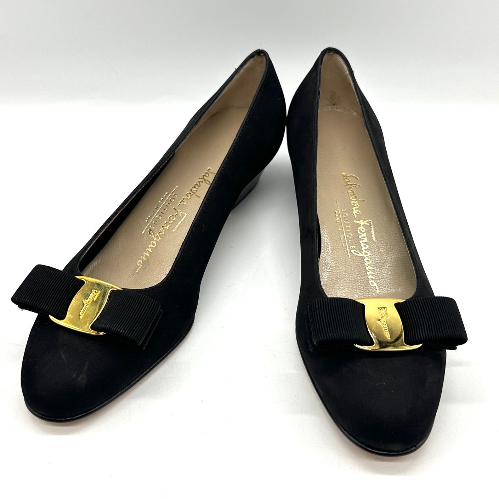Salvatore Ferragamo サルヴァトーレフェラガモ パンプス ヴァラリボン ゴールド金具 スエード ブラック 6C