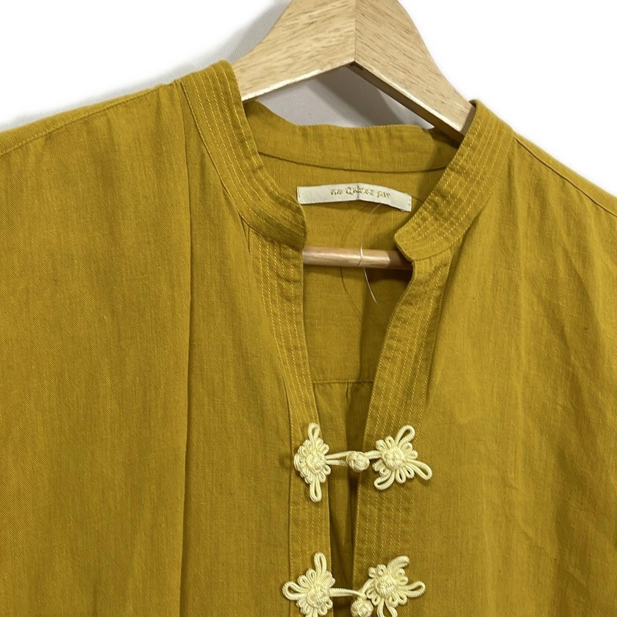 ダークイエロー Vネック