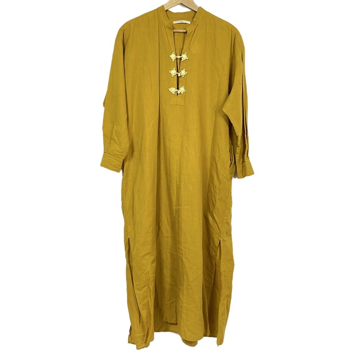NE QUITTEZ PAS ヌキテパ ワンピース レディース - ダークイエロー Vネック 七分袖 マキシ丈