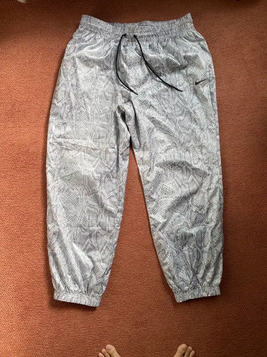 ナイキ レオパード トラックパンツ