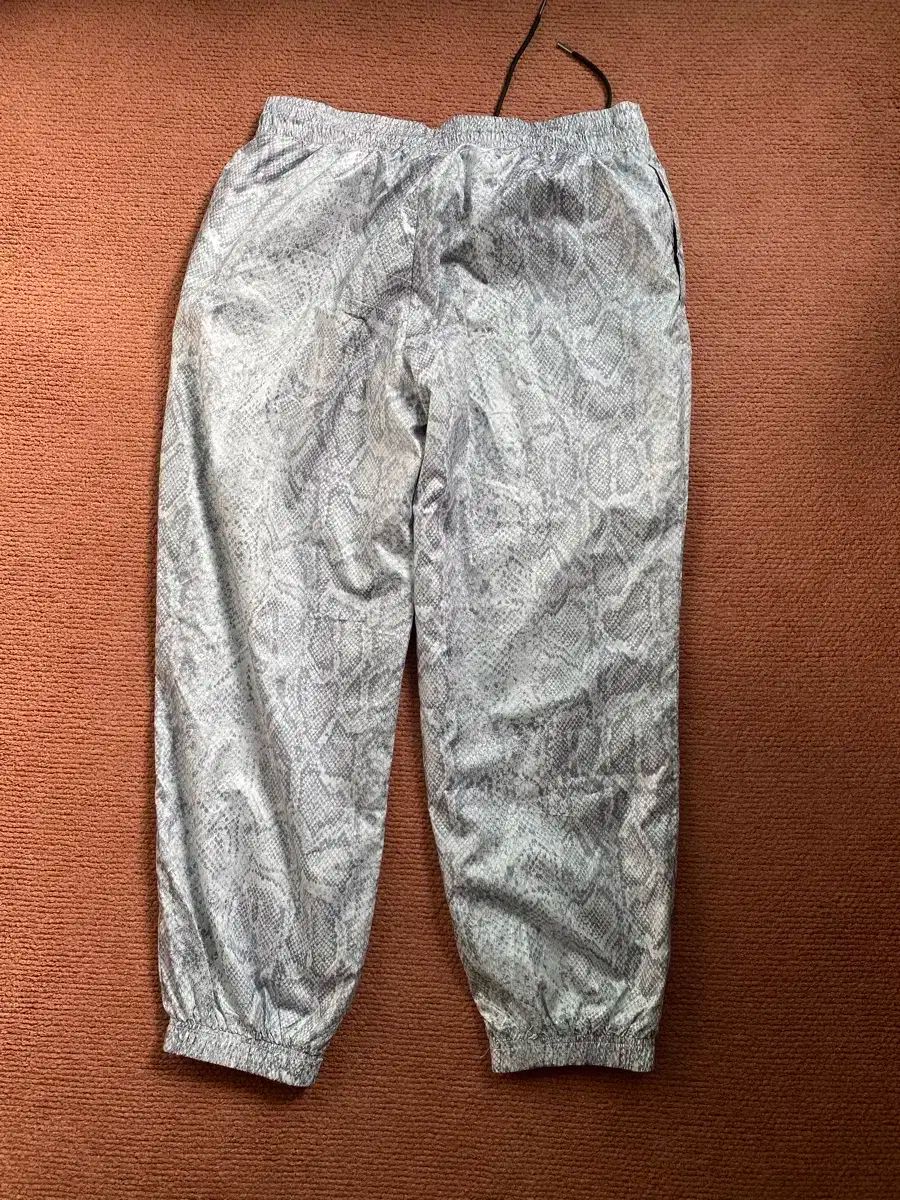ナイキ レオパード トラックパンツ