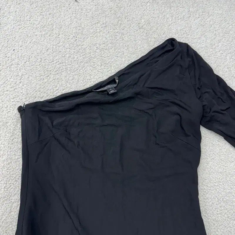 レディース 片方オフショルダー