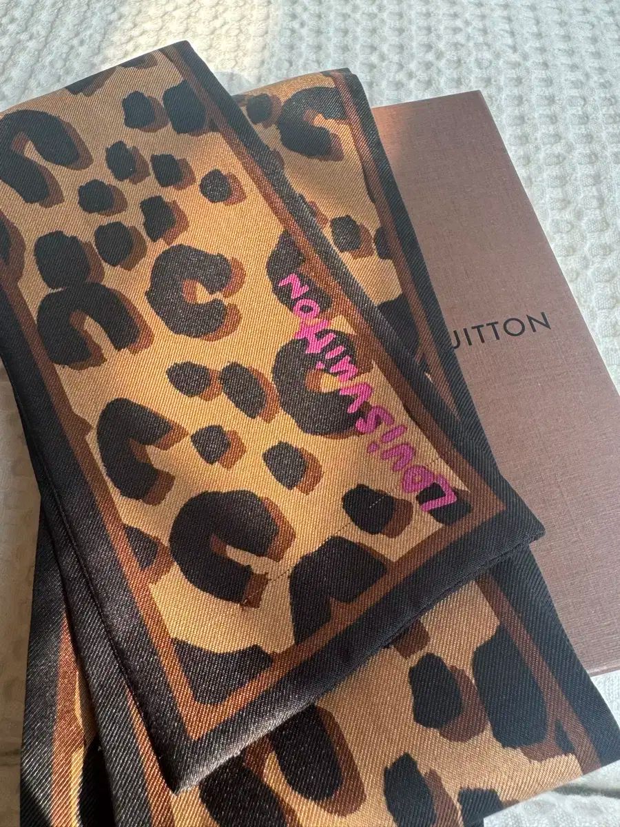 Louis Vuitton レオパード ホピ バンド スカーフ