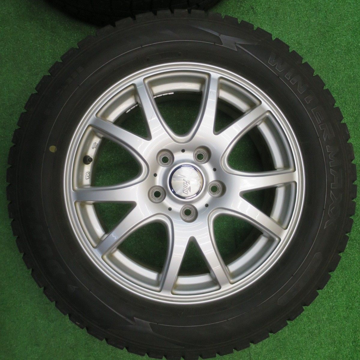 バリ溝 21年 9 5分 スタッドレス 215 60 R 16 ダンロップ ウインターマックス WM 02 Fang ファング 16インチ PCD 114 3 5 H ス